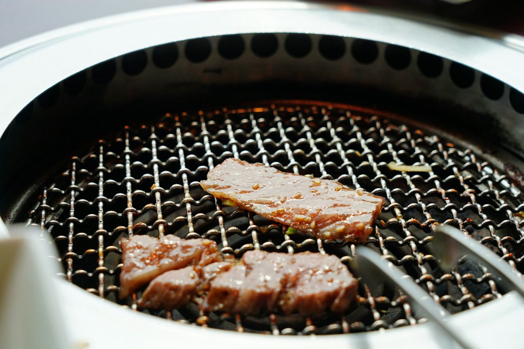 焼肉のあとの食卓と、窓を開けて換気しているキッチン